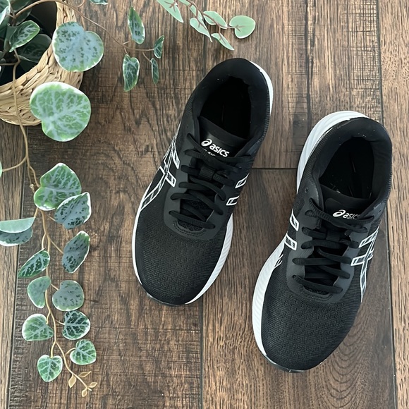 ASICS Gel-Excite 9 Running Sneakers in Black and White - Picture 2 of 13